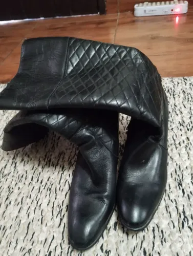 Bota em couro preta, cano alto e salto, tamanho 37