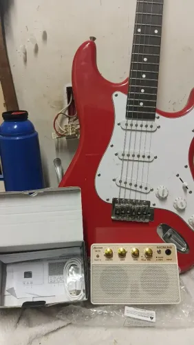 Guitarra seminova + mini amplificador