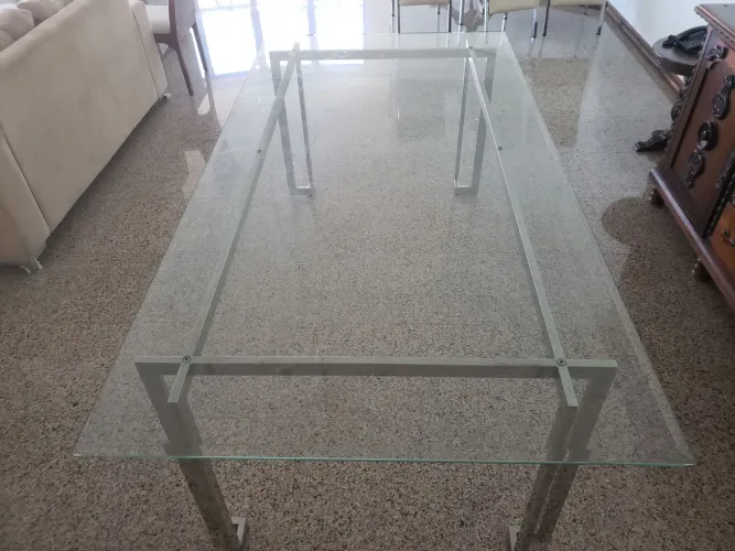 Vendo mesa de jantar de vidro com base de metal. Tamanho 2,20cm X 1,10cm. Semi nova.
