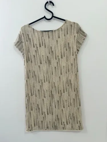 Vestido bege com brilho Sacada