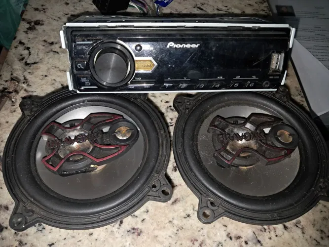 Vendo auto rádio pionner e par de alto falante porta bravox