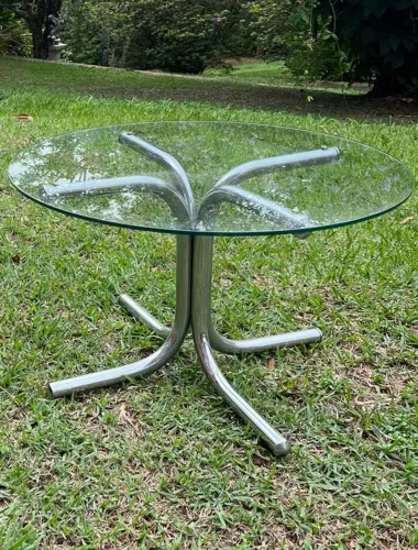 Mesinha lateral, design de Geraldo de Barros da Hobjeto