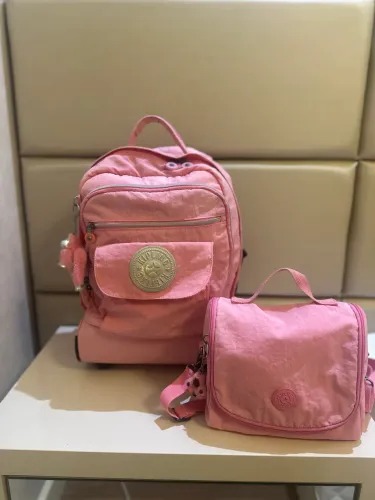 Mochila de rodinha e lancheira Kipling