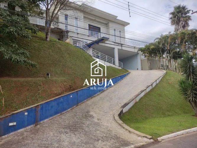 Casa de Alto Padrão com 700 m², 4 Suítes, Piscina e Elevador em Arujá