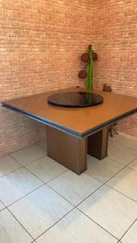 Mesa com tampa giratória