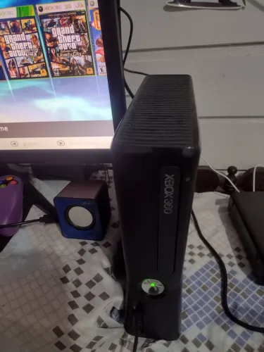 Xbox 360 completo com 204 jogos , 2 controles