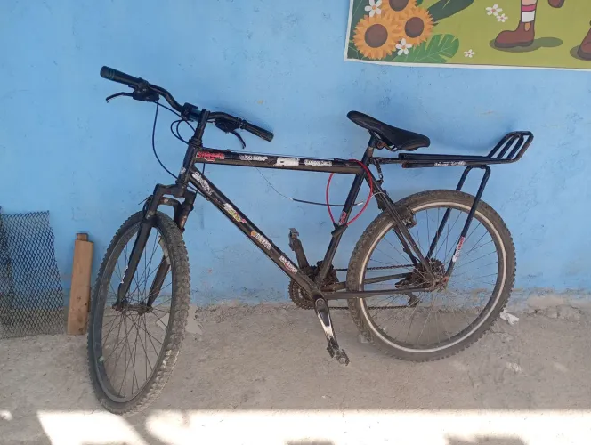 Vende-se bicicleta e está localizado em grama você que dá o preço