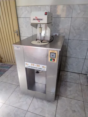 Vendeu uma máquina de fazer sorvete. Telefone para mais informações *