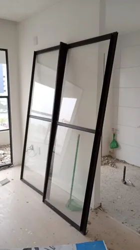 Portas em aço com vidro. Porta 1 medindo: 2,14x1,64m / Porta 2 medindo: 2,14x1,18m.