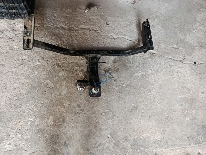 Estou vendendo quatro pneus um engate reboque para carro prisma