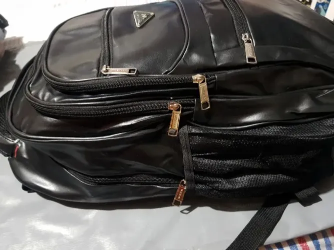 Mochila de Couro Impermeável com Proteção Reforçada para as Costas (Protege Notebook)