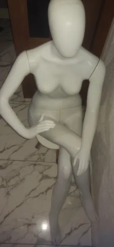 Vendo um manequim feminino sentado na com braco