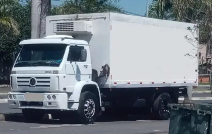 VW 17-210 ano 2000 - Baú refrigerado, Themo king