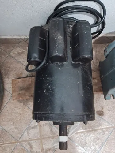 Vende -se motor elétrico 5 cv de baixa rotação monofasico, valor 1.800 reais e não envio