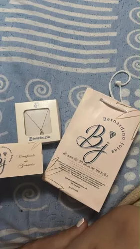 Colar com pingente ouro 18k, o cordão está arrebentado.
