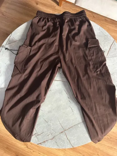 calça cargo marrom
