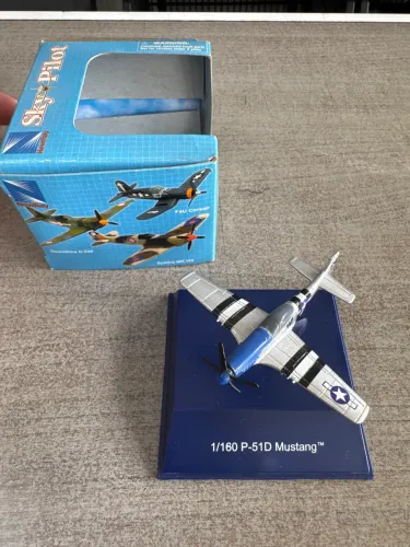 Avioes New Ray Sky Pilot P-51d Mustang 1/160