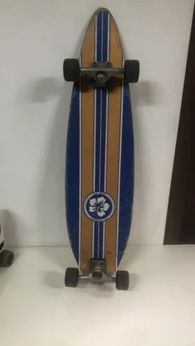 Skate muito bom rodas estão ótimas