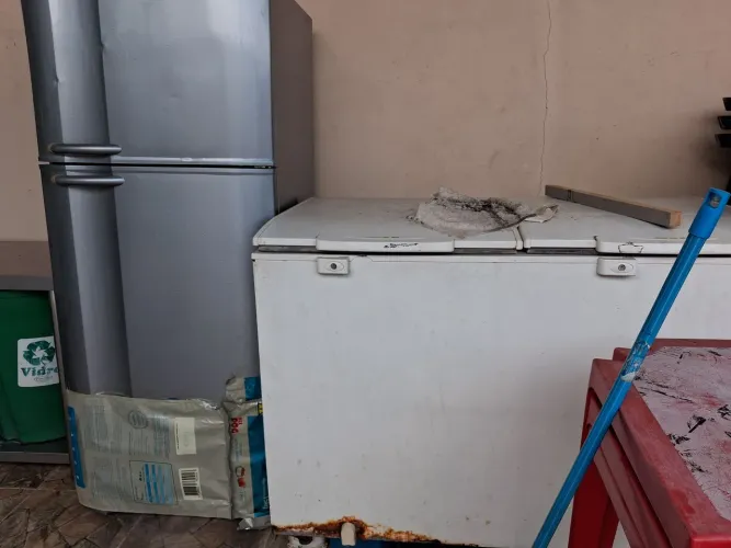 Vendo máquina de frango, churrasqueira frizer e mesa inox 