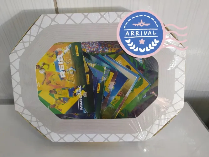 Campo de futebol com cards copa 2022