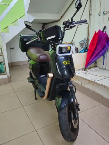 Moto elétrica Scooter Gotrix N15 com 60km de autonomia + Baú e 02 capacetes