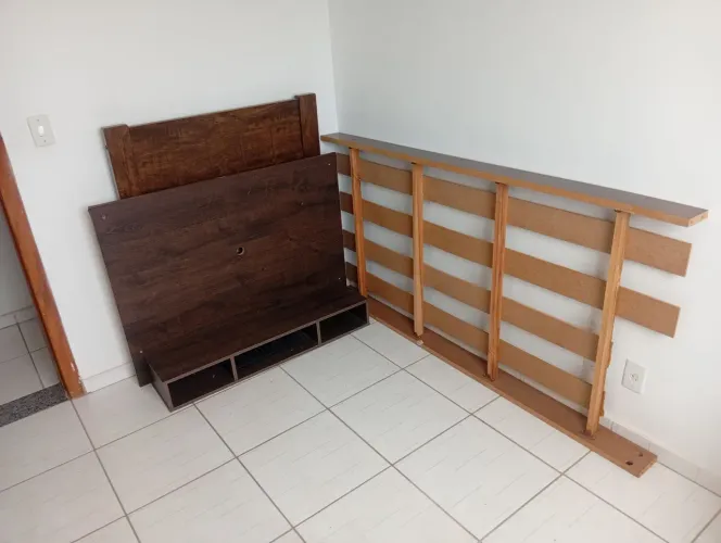 Cama solteiro e painel para tv