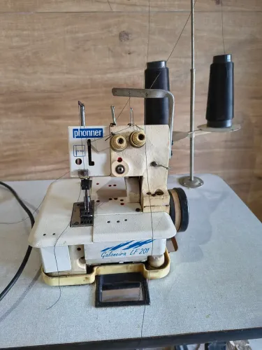 Máquina de costura Galoneira LF201 com manual.