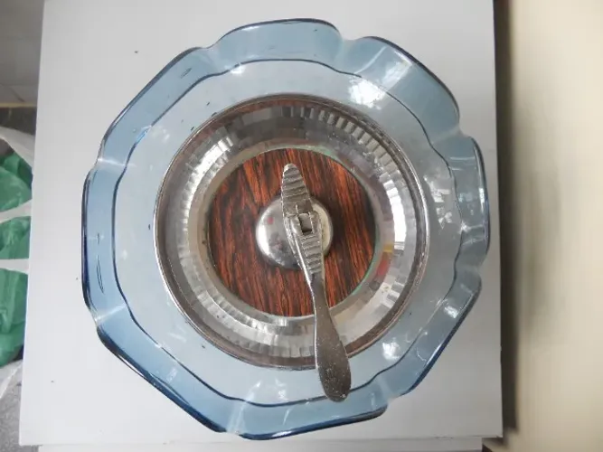 Conjunto Antigo Centro de Mesa em Vidro azulado /metal e Quebra Nozes /Castanhas Antigo