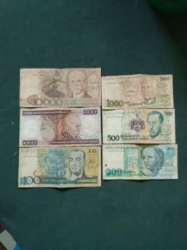 Seis notas de dinheiro antigas 