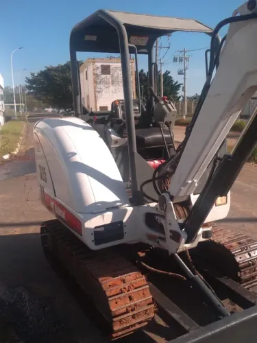 Bob cat e mini carregadeira disponível
