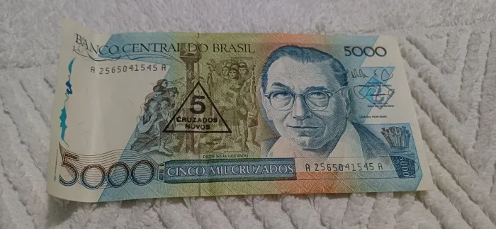 Cédulas e moedas antigas em ótimo estado