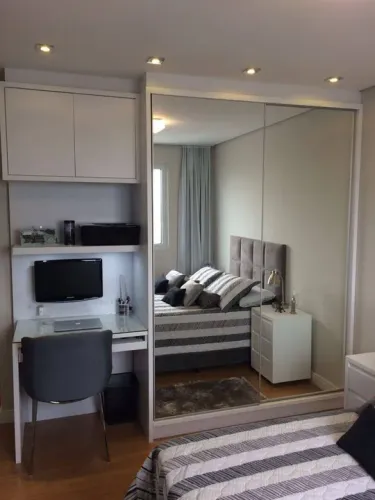 Armário com Espelho e Escrivaninha