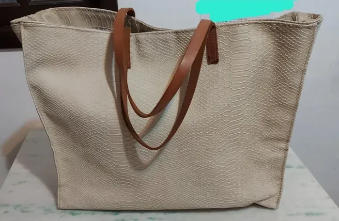 Maxi bolsa em couro off-white - muito nova