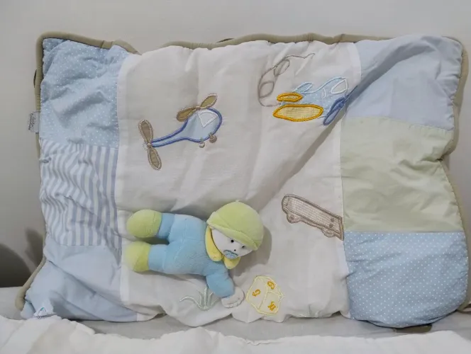 Kit berço infantil com bordado de avião - Azul e verde