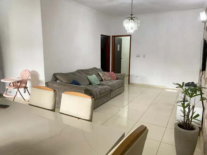 Casa no Centro de Peruíbe - Lazer, Conforto e Localização Estratégica!