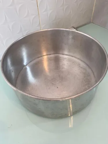Forma de bolo assadeira de alumínio redonda média 25cm de diâmetro.