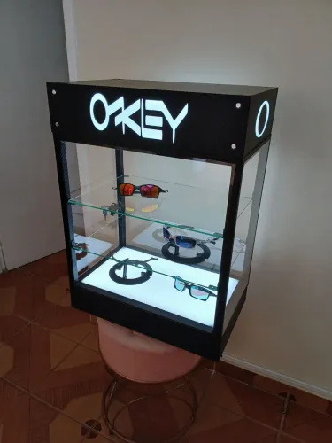 Expositor Oakley 
