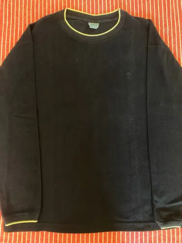 Suéter preto com detalhes em amarelo da marca Forest