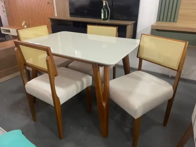 sala mesa jantar com 4 cadeiras telinha 