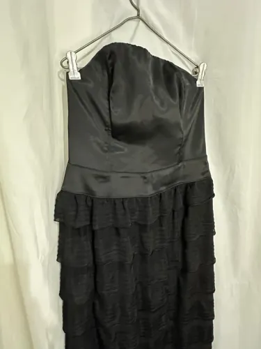 Vestido preto tomara que caia com babados