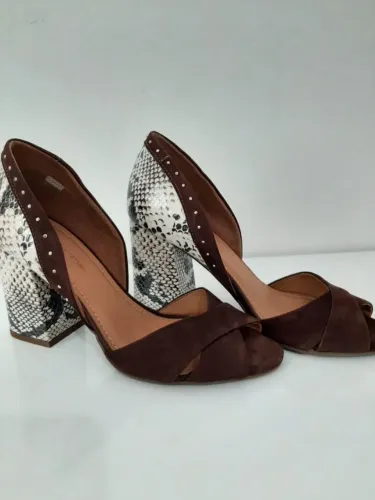 Sandália salto bloco animal print