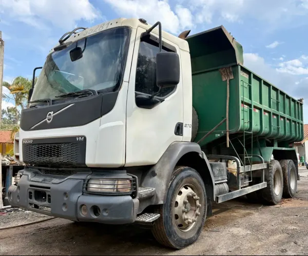 Volvo VM270 ano 2014, 6x4, com caçamba em leque de 15 ?, em SP