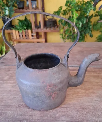 Bule antigo de metal para decoração