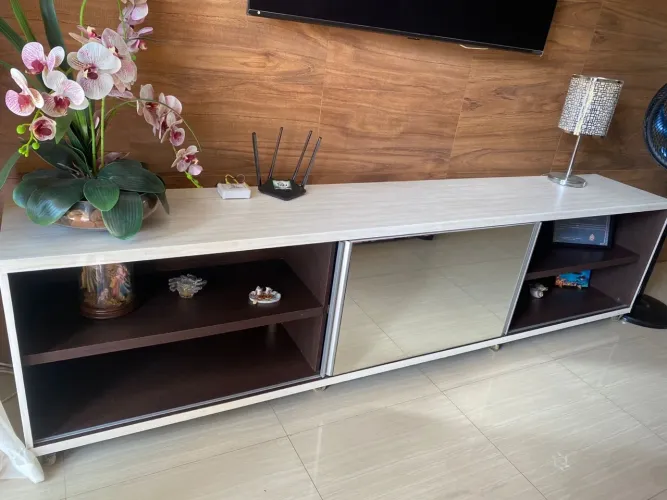 Rack de TV com 6 prateleiras e porta deslizante