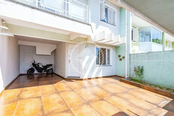 Sobrado Triplex com 3 quartos (1 suíte) e 2 vagas próximo a Arthur Bernardes - Santa Quité