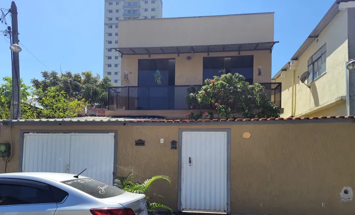 Linda Casa Frente de Rua e Totalmente Independente 3 Quartos, 2 Vagas e Terraço Ac. Carta