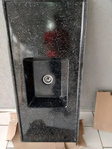 Pia de cozinha em mármorite preto já acompanha a válvula com ralo inox