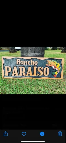 Placa entalhada em Madeira 