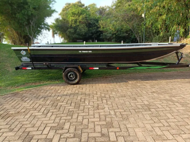 Conjunto Barco borda flutuante 6 mtrs e carretinha 