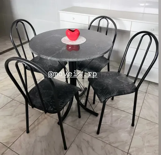 Conjunto de mesa com 4 cadeiras
